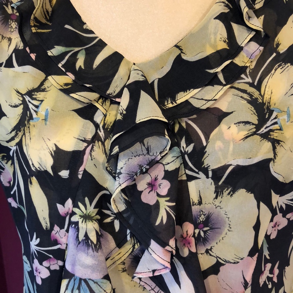 Cabi Ruffle Tank NWOT - Picture 3 of 5